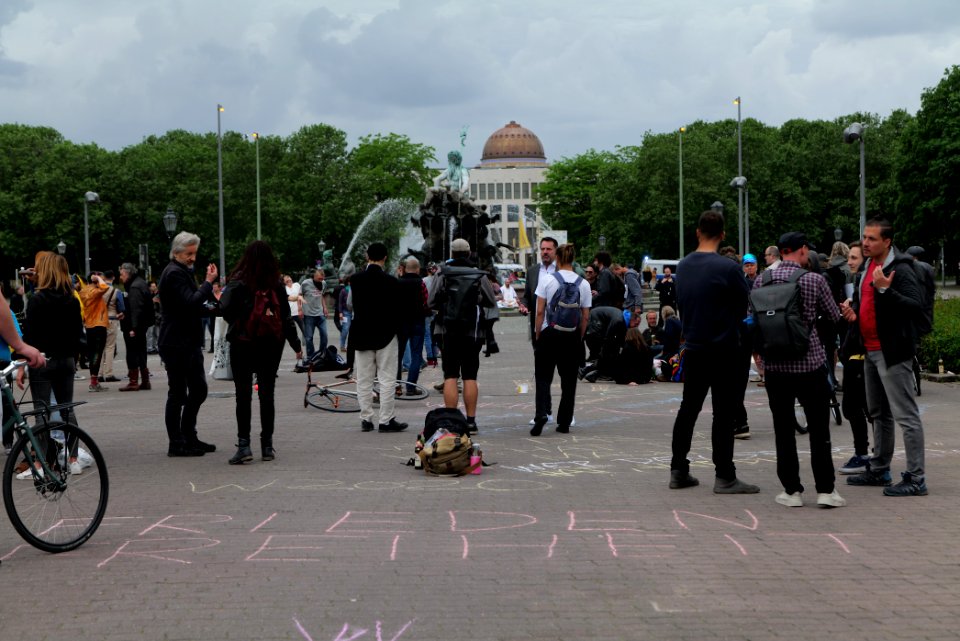 Conspiracy theorists at Neptunbrunnen 2020-05-23 20