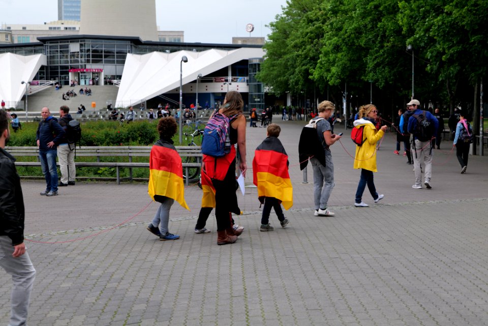 Conspiracy theorists at Neptunbrunnen 2020-05-23 02