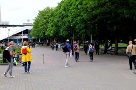 Conspiracy theorists at Neptunbrunnen 2020-05-23 01