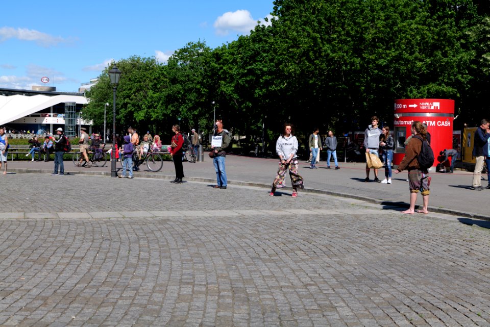 Conspiracy theorists at Neptunbrunnen 2020-05-30 04