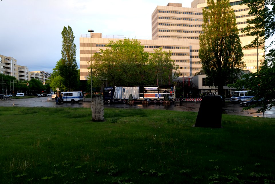 Conspiracist protest Theodor-Heuss-Platz Berlin 2021-05-21 05