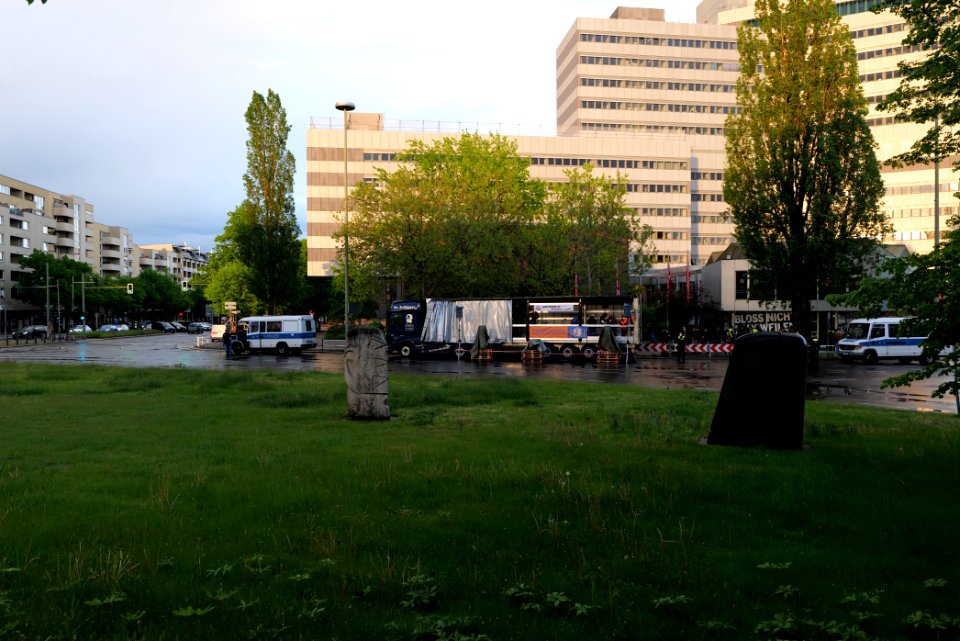 Conspiracist protest Theodor-Heuss-Platz Berlin 2021-05-21 04