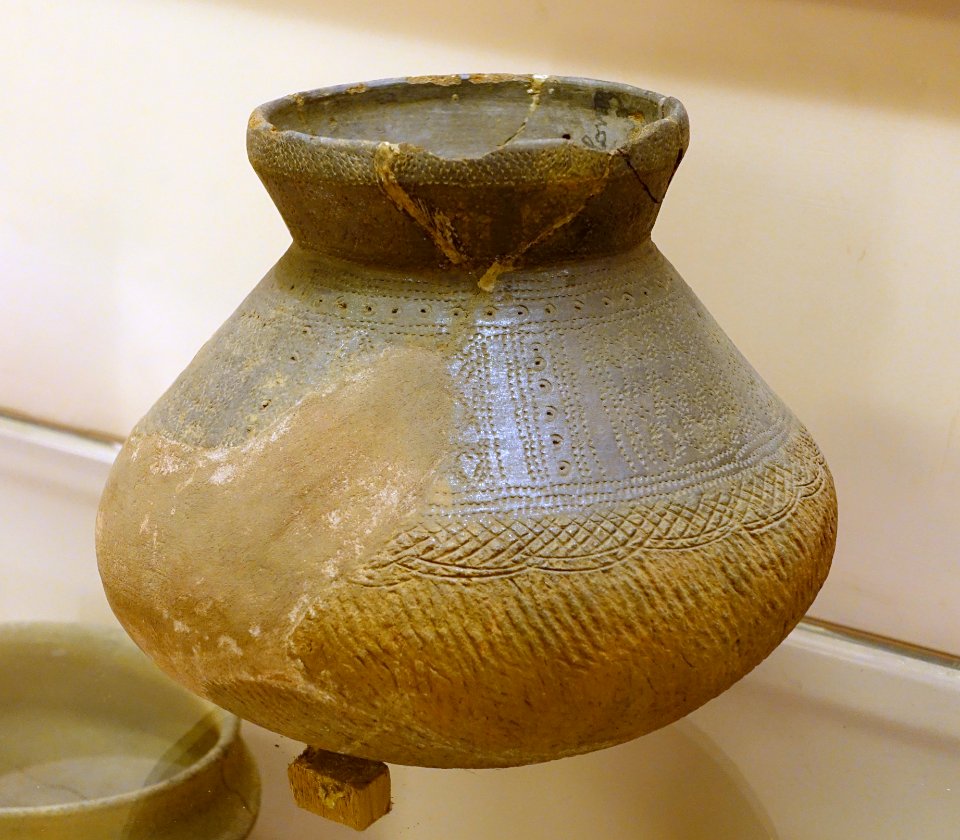 Cooking pot with impressed decoration and black color, Sa Huyn culture - National Museum of Vietnamese History - Hanoi, Vietnam - DSC05480