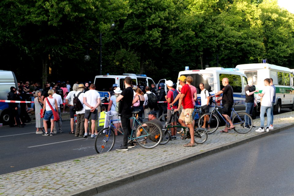 Conspiracy theorist protest Berlin Straße des 17 Juni 2020-08-01 79