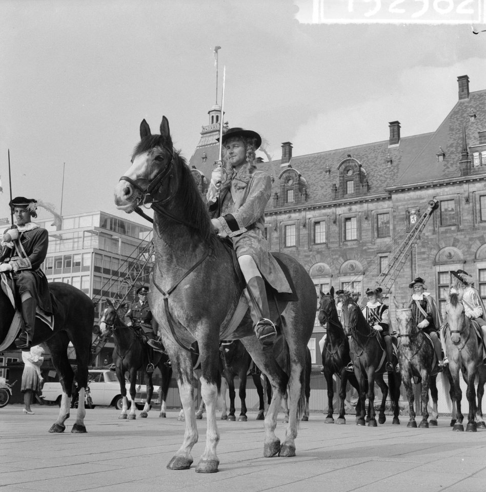 Coolsingel van Rotterdam, een delegatie uit Berkel-Rodenr te paard om de gemeent, Bestanddeelnr 915-2382