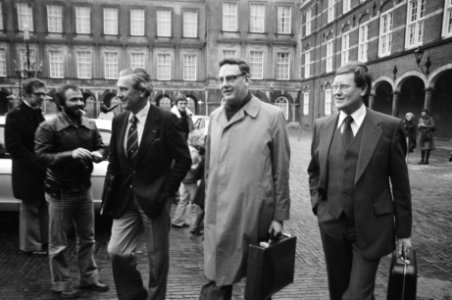 Constituerende vergadering kabinet Van Agt vlnr Tuijnman, Van Aardenne en , Bestanddeelnr 929-4863
