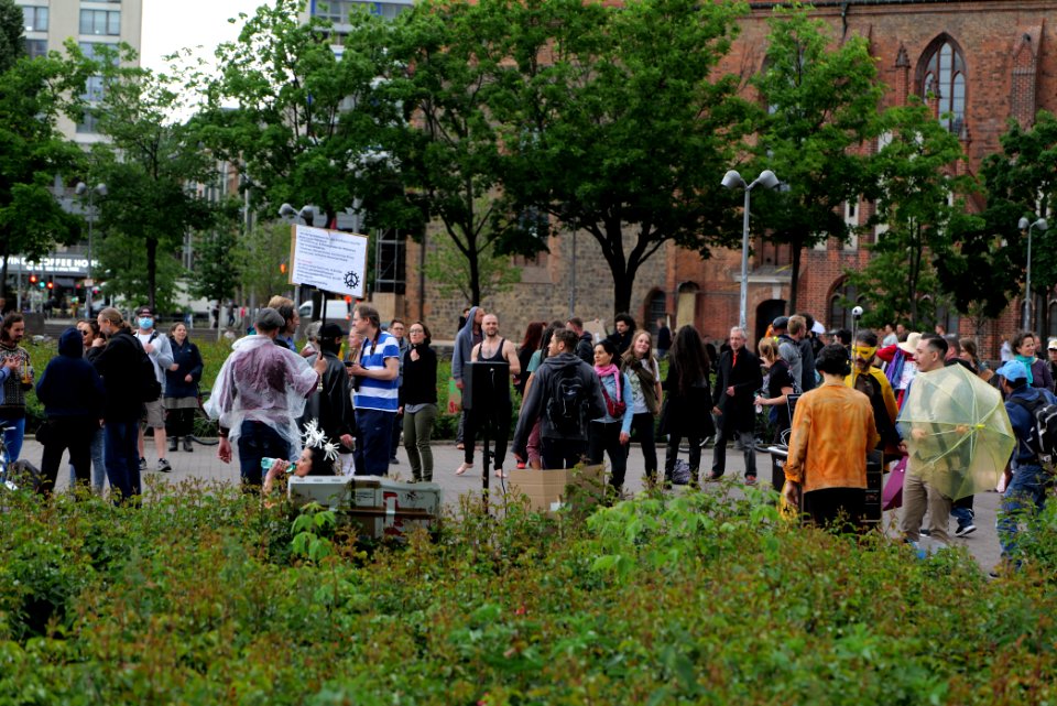 Conspiracy theorists at Neptunbrunnen 2020-05-23 13