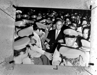 Constantin Karamanlis (nieuwe premier van Griekenland) uit Parijs in Athene Kar, Bestanddeelnr 927-3511