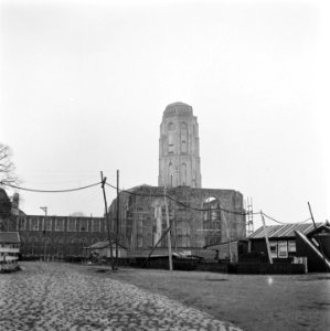 De zwaarbeschadigde Abdijkerk van Middelburg na de slag om de Scheldemonding, Bestanddeelnr 900-2055