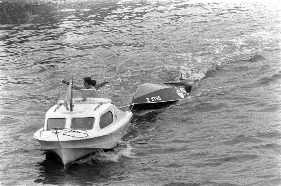 De zwaar beschadigde boot van Ross wordt weggesleept, Bestanddeelnr 921-6813