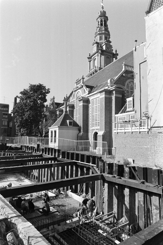 De Zuiderkerk in Amsterdam met aan de voet het gat met werkzaamheden voor een , Bestanddeelnr 930-4582