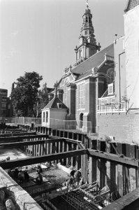 De Zuiderkerk in Amsterdam met aan de voet het gat met werkzaamheden voor een , Bestanddeelnr 930-4582