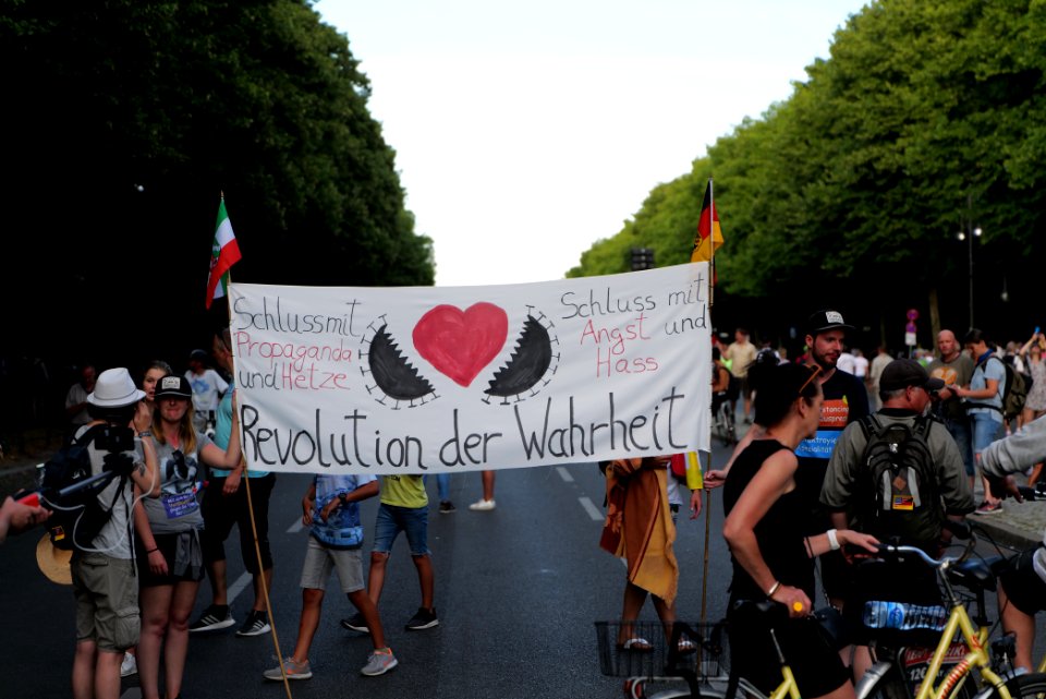 Conspiracy theorist protest Berlin Straße des 17 Juni 2020-08-01 92