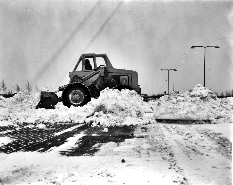 De Zuiderzeeweg via de Schellingwoudebrug weer open geste buldozer met sneeuwrui, Bestanddeelnr 914-6770
