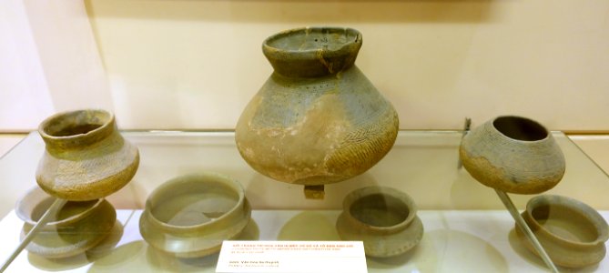 Cooking pots with impressed decoration and black color, Sa Huyn culture - National Museum of Vietnamese History - Hanoi, Vietnam - DSC05479
