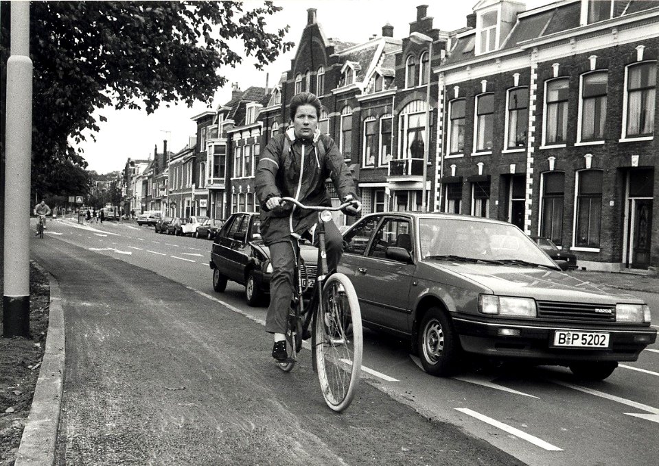 De Zijlvest tussen de Raaks en de Zijlstraat, ziende naar het noorden. Aangekocht in 1988 van United Photos de Boer bv. - Negatiefnummer 28252 k 22. - Gepubliceerd in het Haarlems Dagblad van 20-10-19