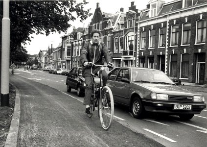 De Zijlvest tussen de Raaks en de Zijlstraat, ziende naar het noorden. Aangekocht in 1988 van United Photos de Boer bv. - Negatiefnummer 28252 k 22. - Gepubliceerd in het Haarlems Dagblad van 20-10-19