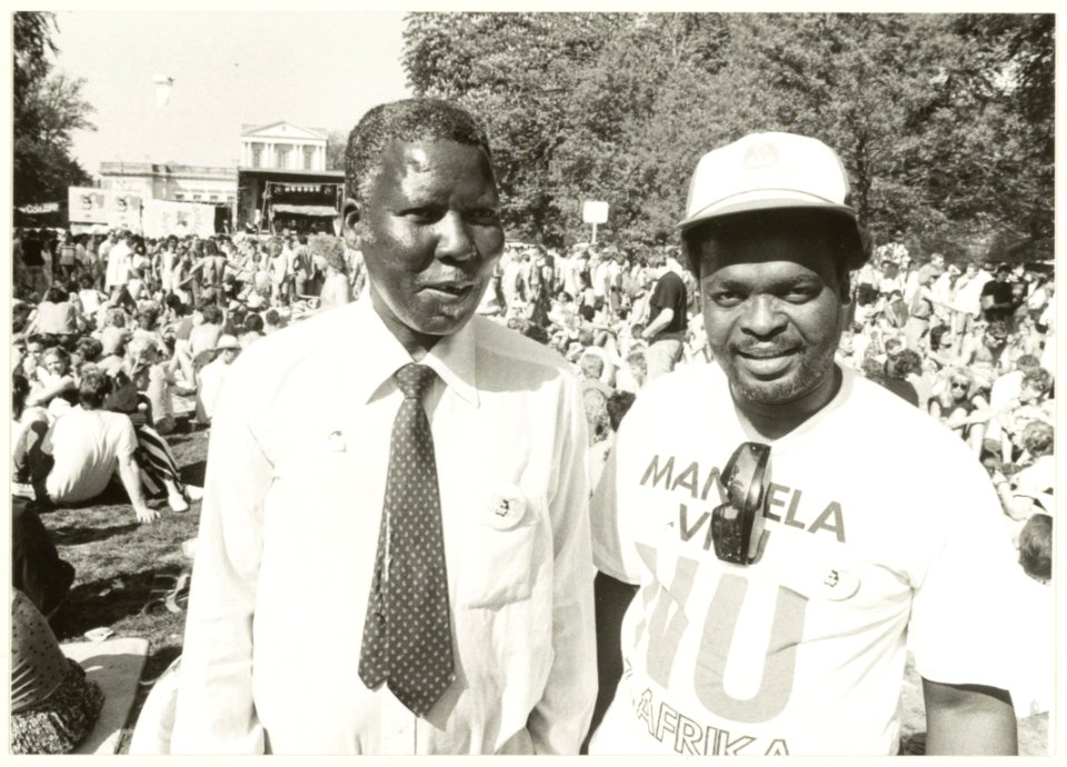 De Zuidafrikaans chief Dadelik Majafa (l) en Pupsiy Sebogodi op de manifestatie Bevrijdingspop in de Haarlemmerhout. NL-HlmNHA 54031486`