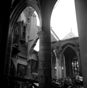 De zwaarbeschadigde Sint-Christoffelkathedraal in Roermond, Bestanddeelnr 900-2243