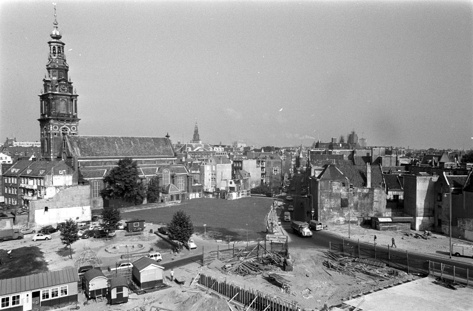De Zuiderkerk (17e eeuw) in de Zandstraat, Amsterdam ligt vrij na afbraak krotte, Bestanddeelnr 922-7703