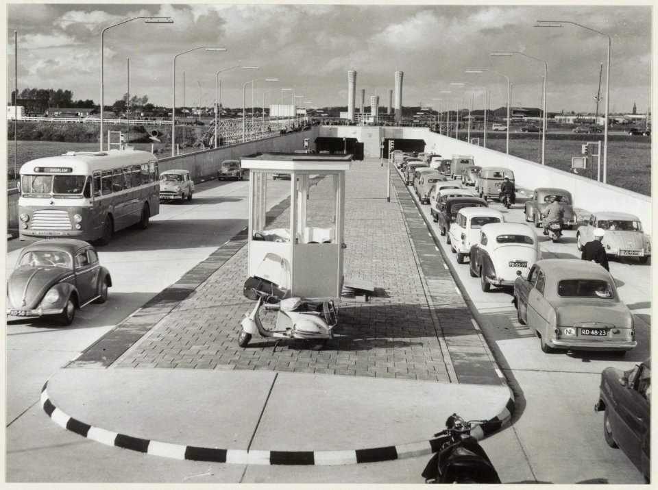 De zuidzijde van de Velsertunnel, ziende naar het noorden. Drukte vlak na de opening op 28 september 1957. NL-HlmNHA 54013108