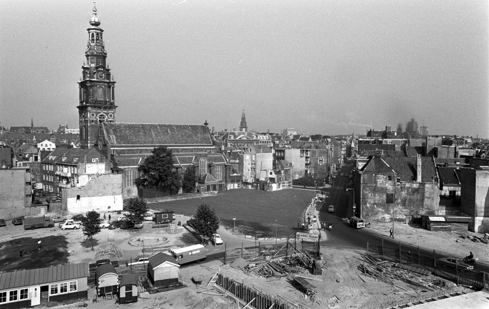 De Zuiderkerk (17e eeuw) in de Zandstraat, Amsterdam ligt vrij na afbraak krotte, Bestanddeelnr 922-7704