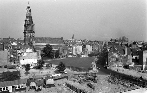 De Zuiderkerk (17e eeuw) in de Zandstraat, Amsterdam ligt vrij na afbraak krotte, Bestanddeelnr 922-7704