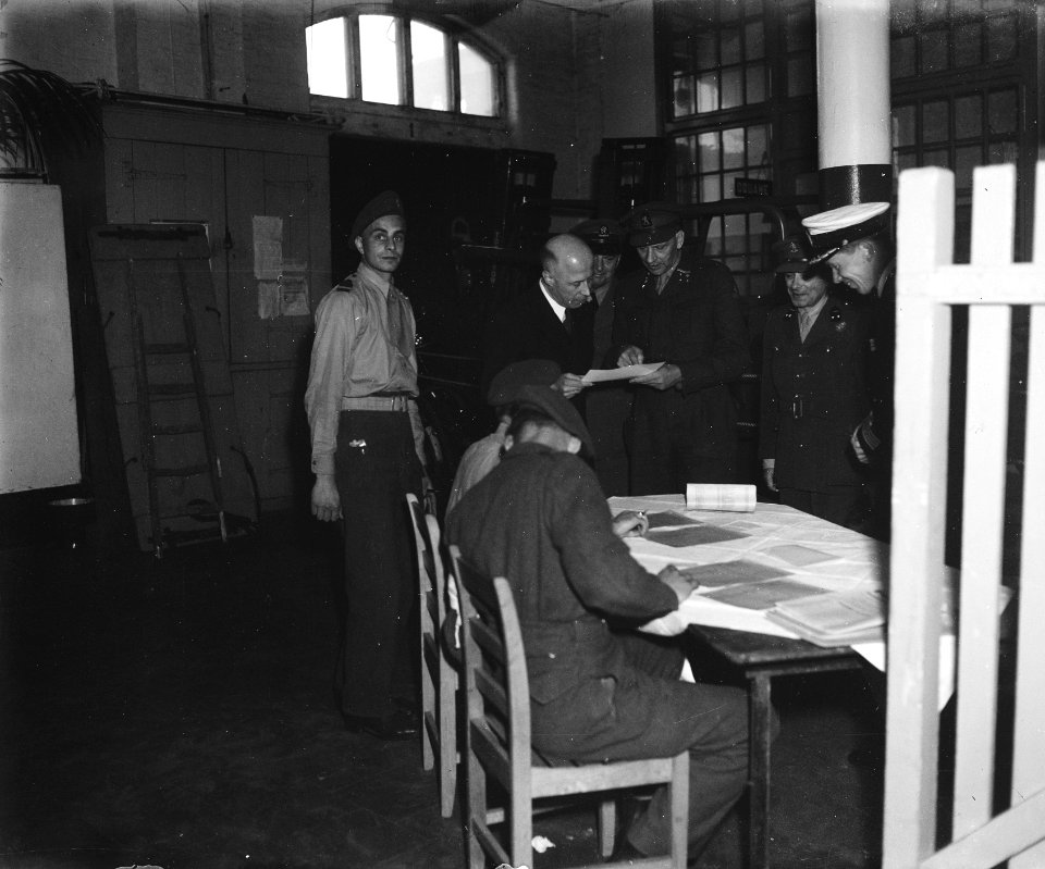 Debarkatie Johan Van Oldenbarnevelt Bezoek Dr. Beel, Bestanddeelnr 902-7541