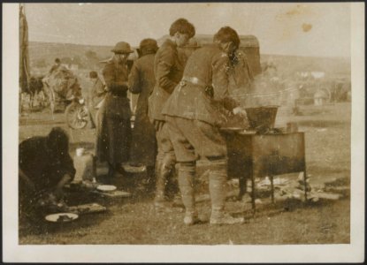 Cooks of the London Unit of the Scottish Womens Hospitals during the retreat in, Bestanddeelnr 158-2540