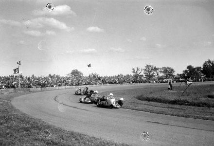 De zijspanklasse in actie, nr. 8 Colin Seeley op BMW, nr. 5 George Auerbacher op, Bestanddeelnr 917-9044