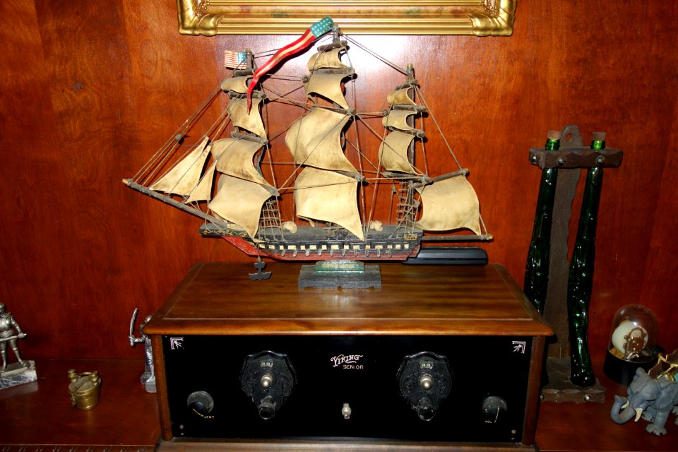 Constitution model and Viking Senior radio - Bayernhof Museum - DSC06351