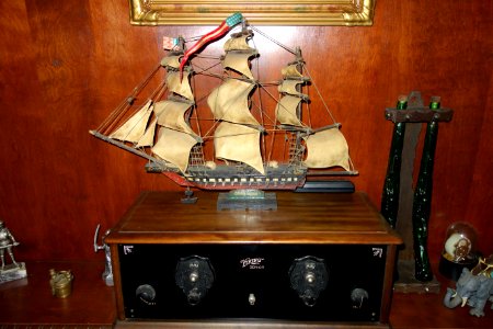 Constitution model and Viking Senior radio - Bayernhof Museum - DSC06351