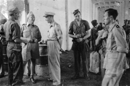 Debarkatie. Generaal Dürst Britt (midden) is aanwezig), Bestanddeelnr 85A-3-6