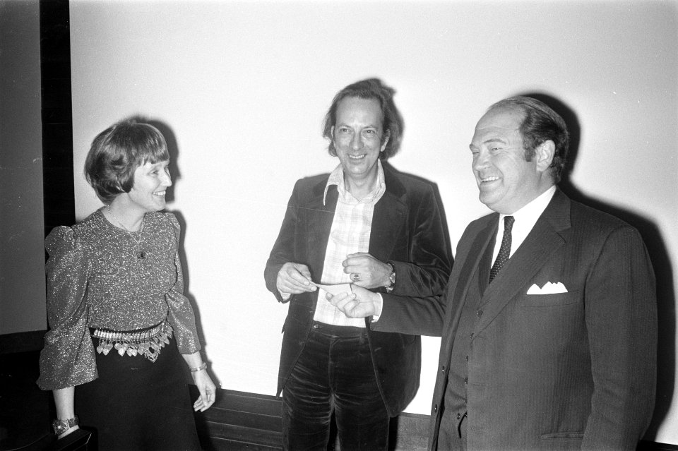 Constant Nieuwenhuis (midden) ontvangt David Roellprijs in Rijksmuseum, Bestanddeelnr 927-6140