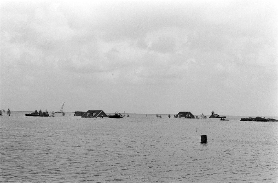 Decor voor film De Kleine Ark in IJsselmeer dorp onder water in IJsselmeer, Bestanddeelnr 923-7683