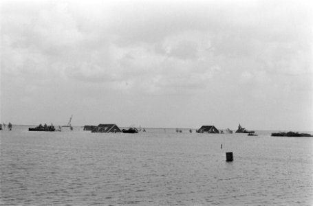 Decor voor film De Kleine Ark in IJsselmeer dorp onder water in IJsselmeer, Bestanddeelnr 923-7683