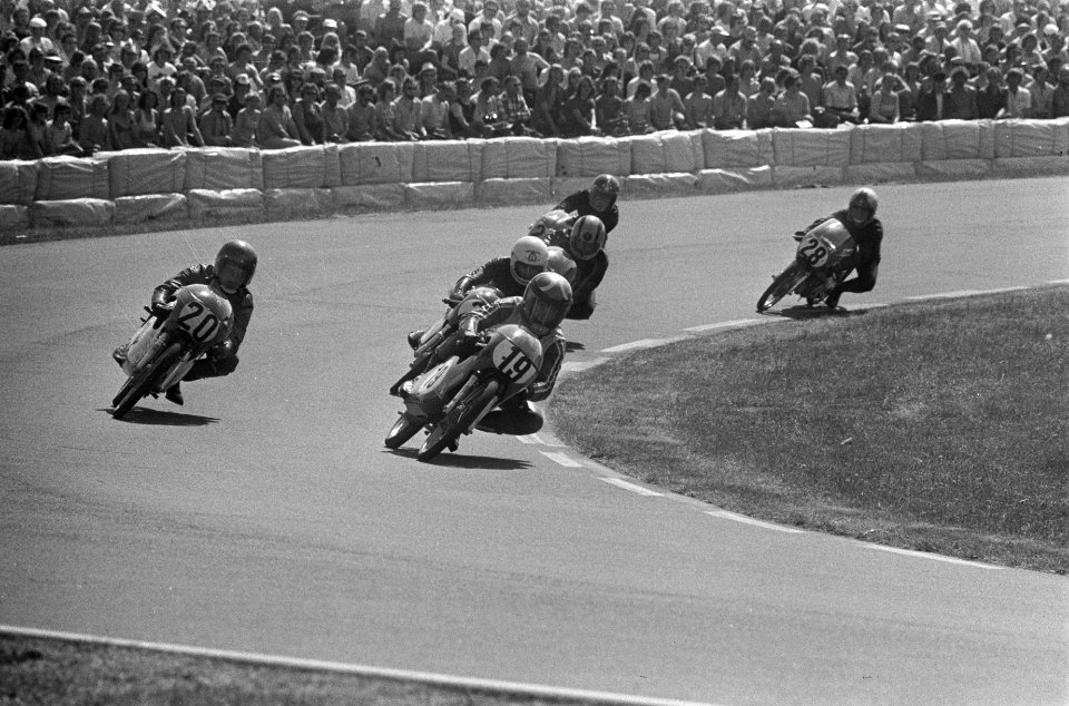 De Zwitser Bruno Kneubuhler (nummer 19) op kop in 50cc-race, Bestanddeelnr 926-5033