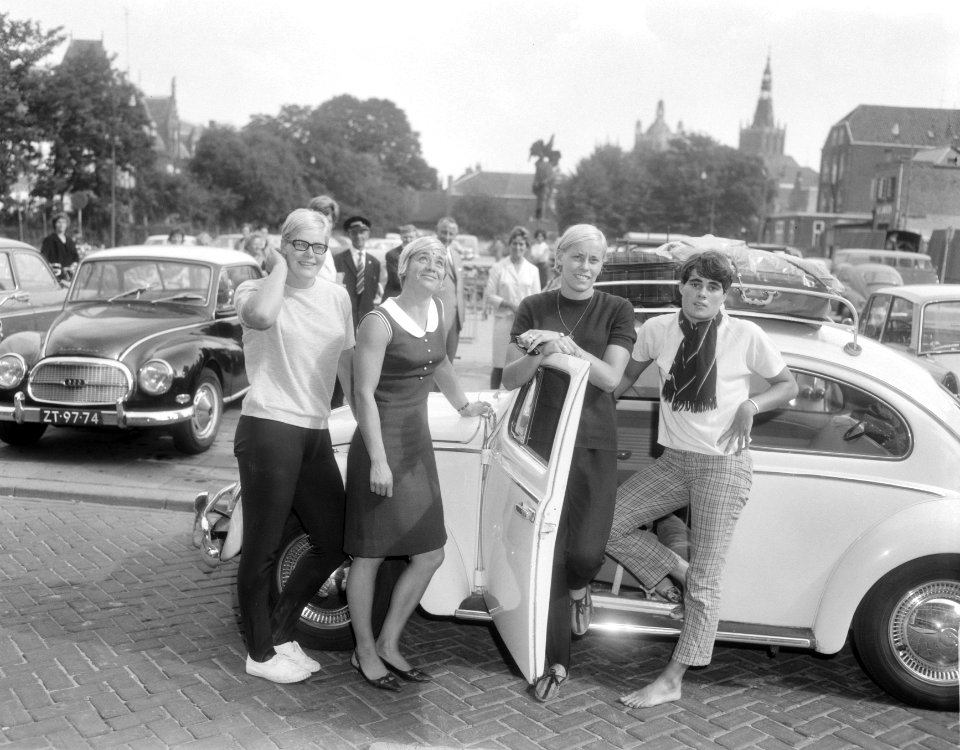 De Zwemkampioenen staan startklaar bij aanvang van hun vakantie, v.l.n.r. Ada Ko, Bestanddeelnr 919-5074