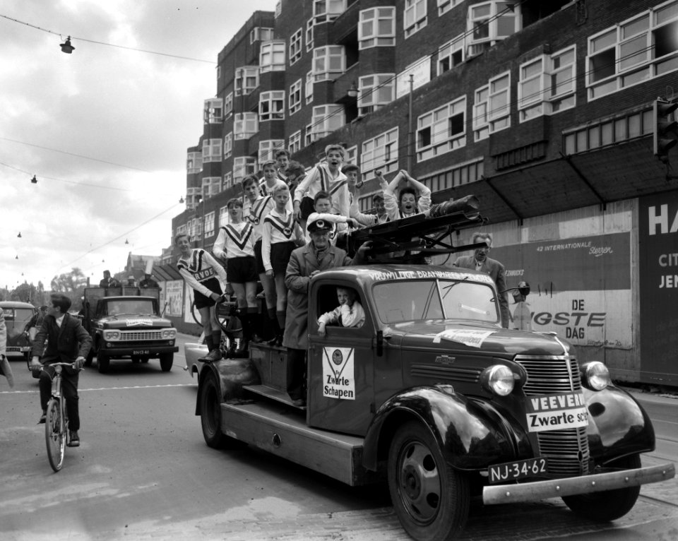 De Zwarte Schapen kampioen, op een brandweerauto door de stad, Bestanddeelnr 915-1797
