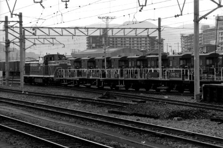 DE10 1085 and trucks to be on bridge