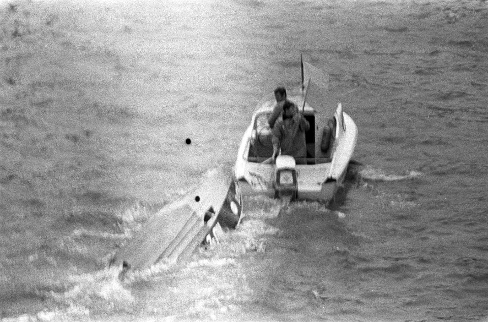 De zwaar beschadigde boot van Ross wordt weggesleept, Bestanddeelnr 921-6814