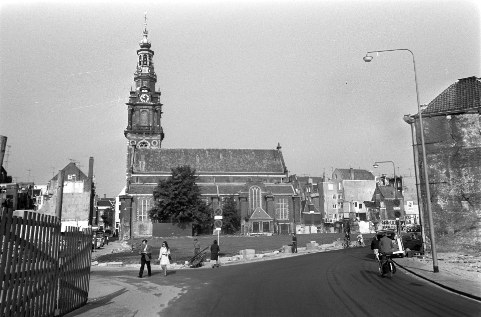 De Zuiderkerk (17e eeuw) in de Zandstraat, Amsterdam ligt vrij na afbraak krotte, Bestanddeelnr 922-7701