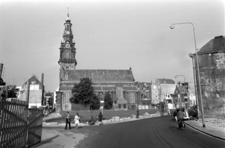 De Zuiderkerk (17e eeuw) in de Zandstraat, Amsterdam ligt vrij na afbraak krotte, Bestanddeelnr 922-7701
