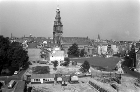 De Zuiderkerk (17e eeuw) in de Zandstraat, Amsterdam ligt vrij na afbraak krotte, Bestanddeelnr 922-7702