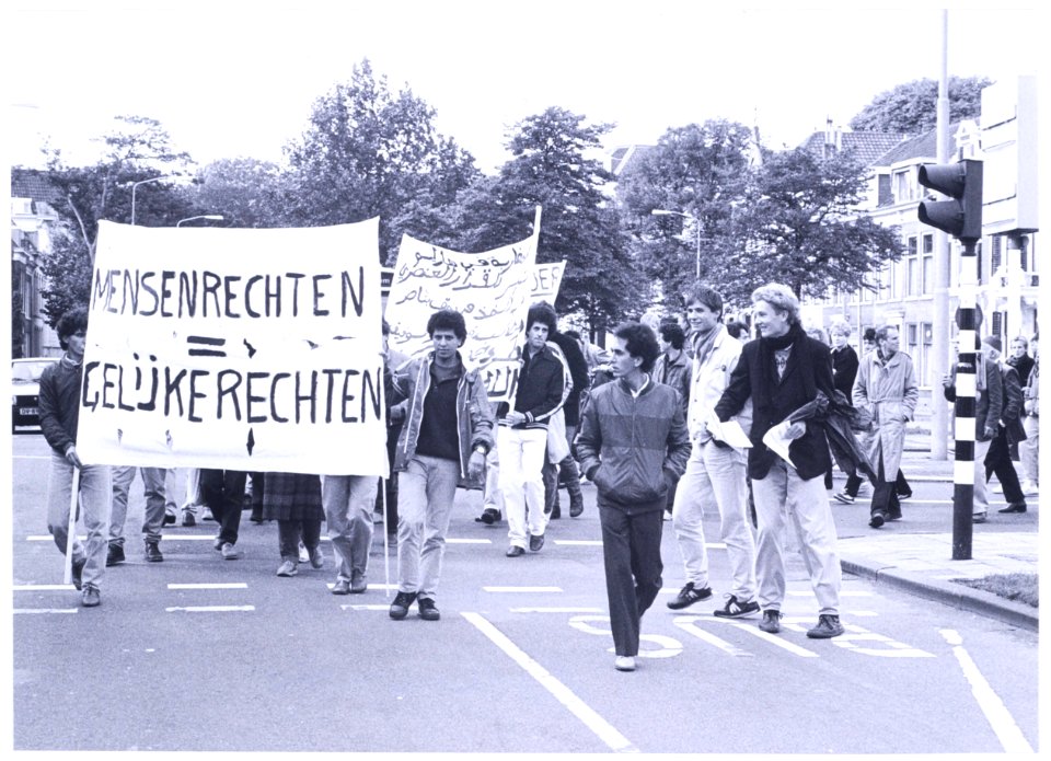 Deelnemers aan een demonstratie tegen discriminatie, NL-HlmNHA 5400464208