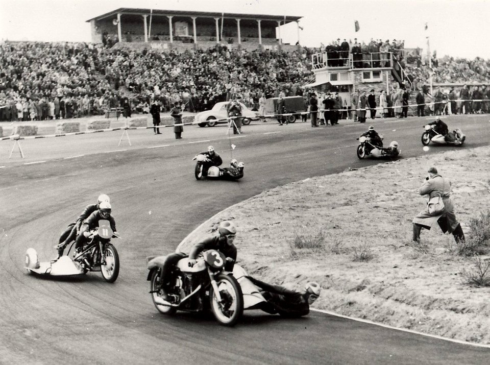 De zijspanrace mag zich altijd in een grote belangstelling verheigen, nr. R. Mitchell uit Australië en nr. 11 W. Sneider uit Duitsland. NB. Bij foto bestelling Foto- en Grafisch Centrum 4422, NL-HlmNHA 1478 25900 K 38