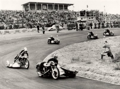 De zijspanrace mag zich altijd in een grote belangstelling verheigen, nr. R. Mitchell uit Australië en nr. 11 W. Sneider uit Duitsland. NB. Bij foto bestelling Foto- en Grafisch Centrum 4422, NL-HlmNHA 1478 25900 K 38