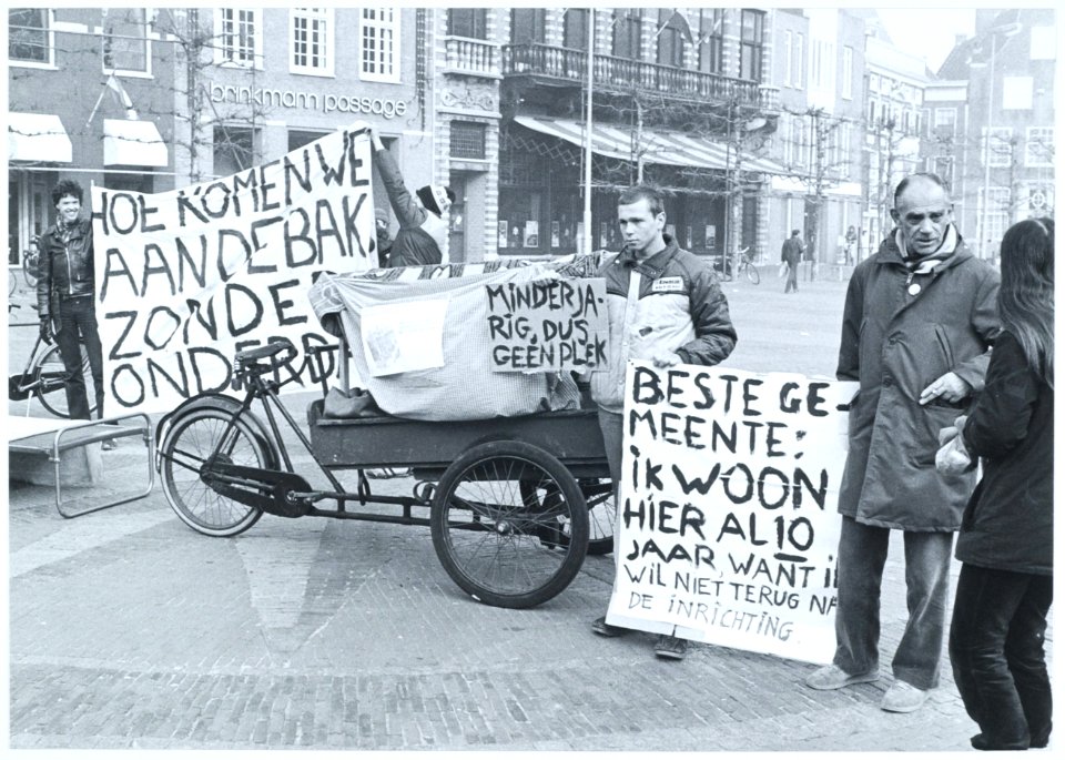 Deelnemers aan een demonstratie van psychiatrische patiënten, NL-HlmNHA 5400464194