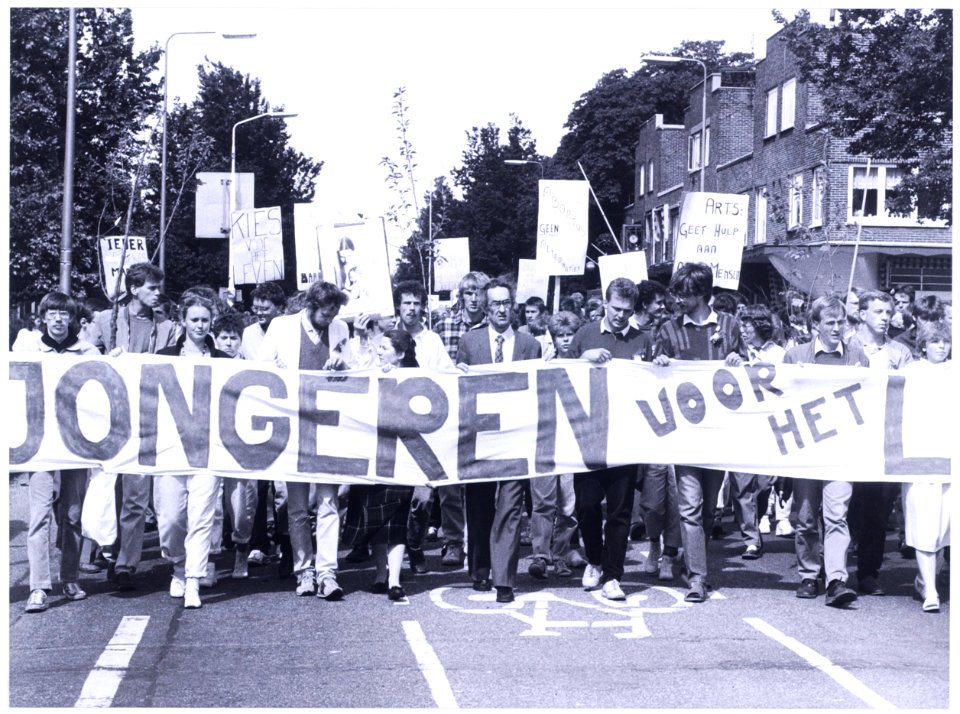 Deelnemers aan een anti-abortusdemonstratie, NL-HlmNHA 5400464197