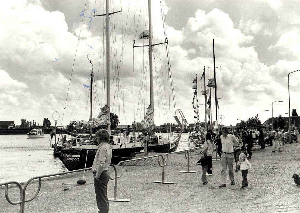 Deelnemers aan de Specerijenrace brachten een bezoek aan Haarlem, de schepen lagen ter bezichtiging in het Spaarne bij de Floresstraat. (Specerijenrace Djakarta Rotterdam). Aangekocht van fo, NL-HlmNHA 54011405